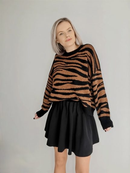 Tigrovaný sveter so zapínaním vzadu na gombíky