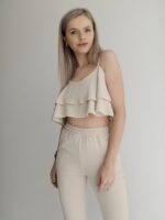 komplet béžový crop top, nohavice