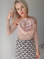 top s kvetom, béžová farba, výrazný kvet, odhalené rameno