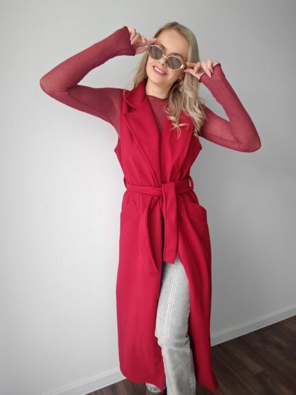 dlhá burgundy vesta s opaskom