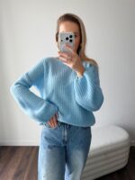 Modrý sveter s balónovými rukávmi – Obrázok 9