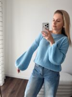 Modrý sveter s balónovými rukávmi – Obrázok 8